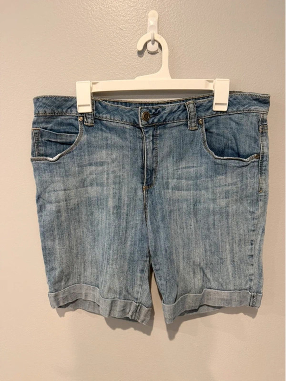 Faded Glory Women’s Denim Bermuda Shorts Size 16 Light Wash